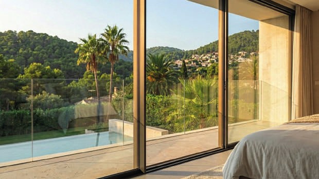 Mirror Villa: dormitorio con grandes ventanales hacia el paisaje