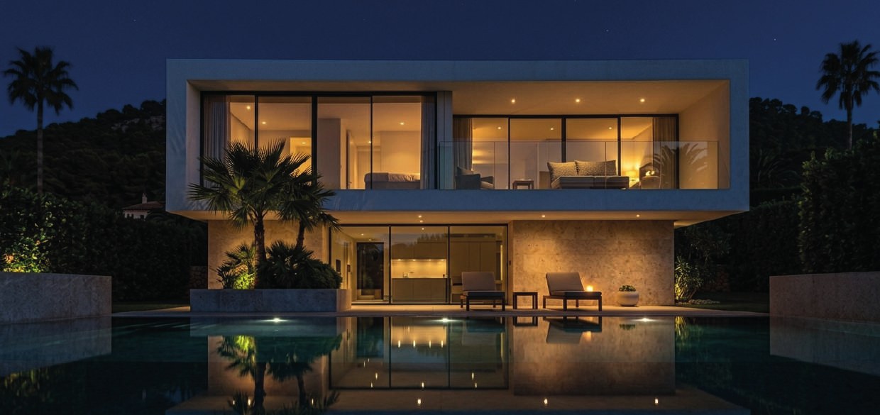Mirror Villa: la vivienda reflejada en la piscina de noche